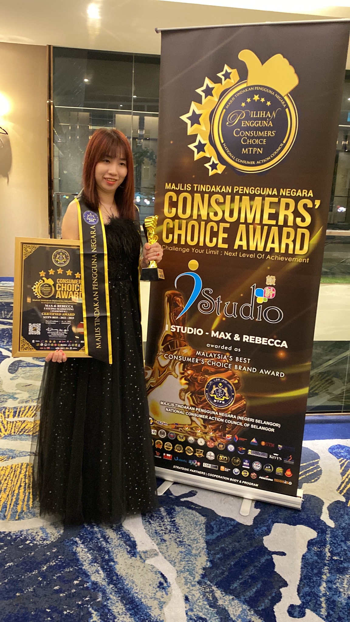 Rebecca Tan with the Consumers Choice Award