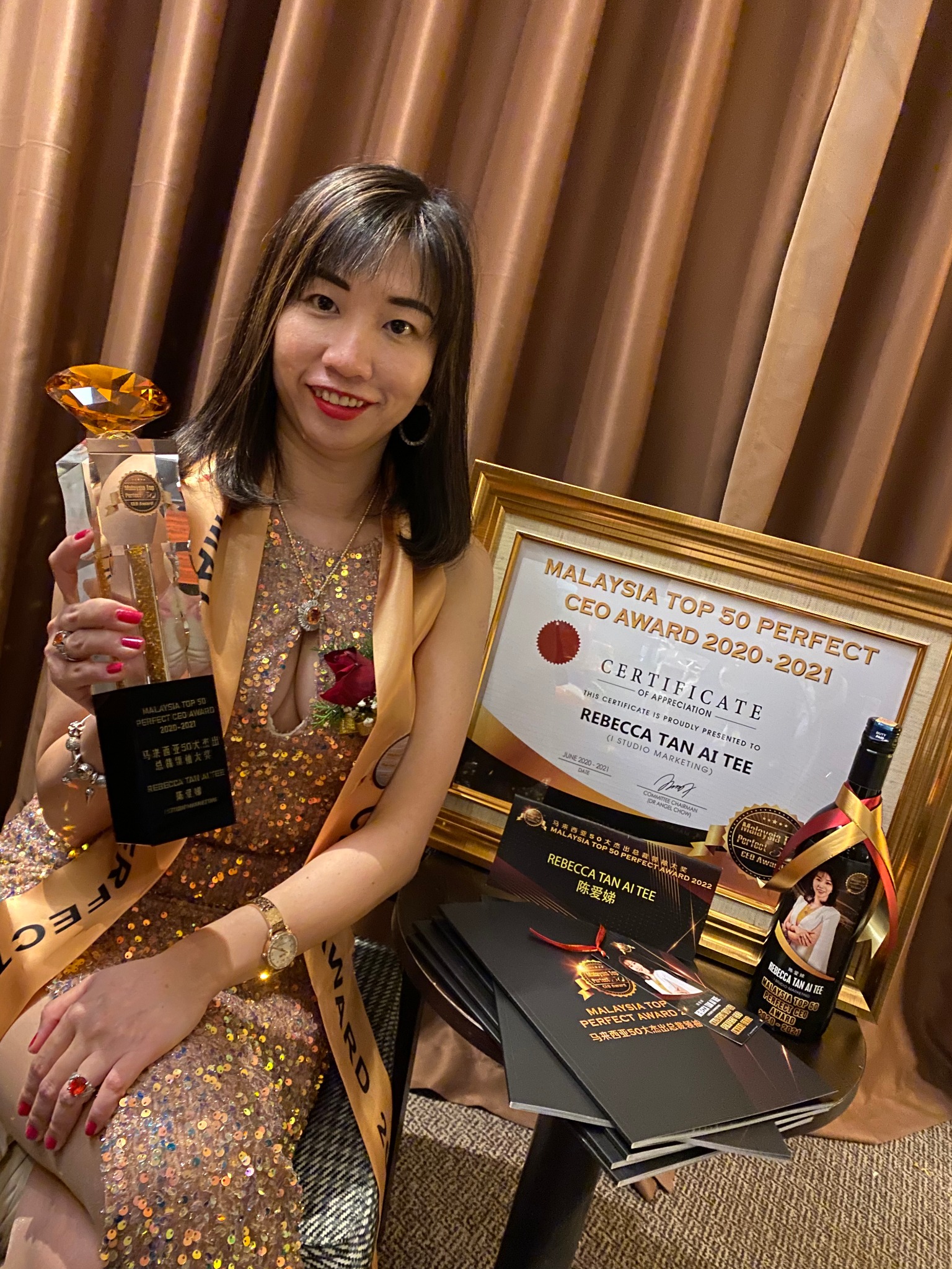 Rebecca Tan with her leadership award